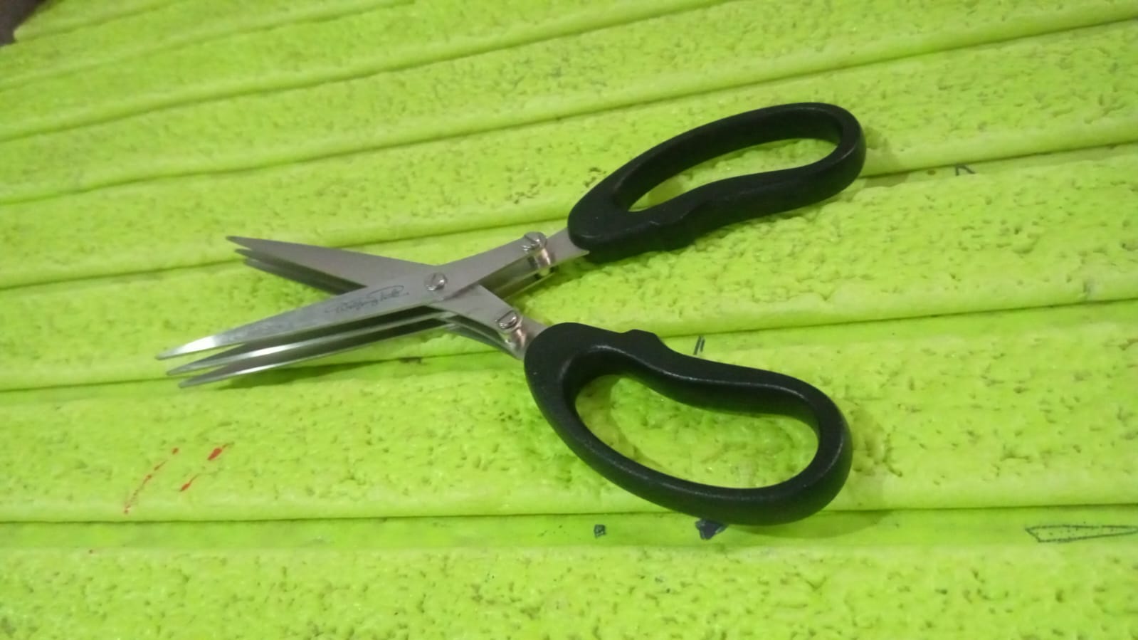 Multifunction Vegetable Stainless Steel Herbs Scissor With 3 Blades (1 Pc) - infinityexculsivestore.com