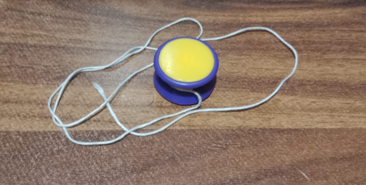 Small yoyo toy with string, rotating yoyo toy, brain exerciser for kids - infinityexculsivestore.com