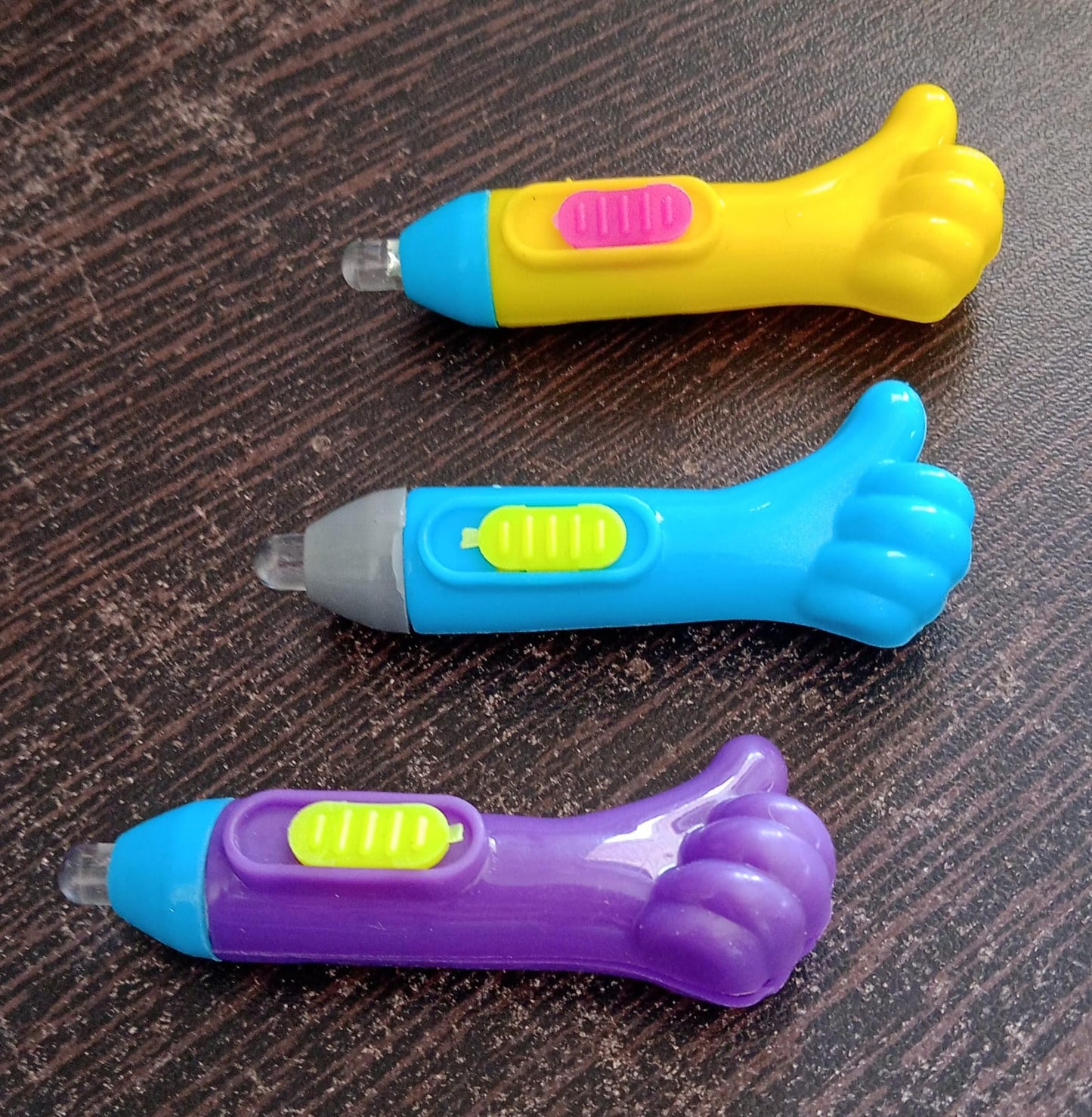 Thumb shaped light, lightning keychain, lightning toy, thumb shape LED light - infinityexculsivestore.com