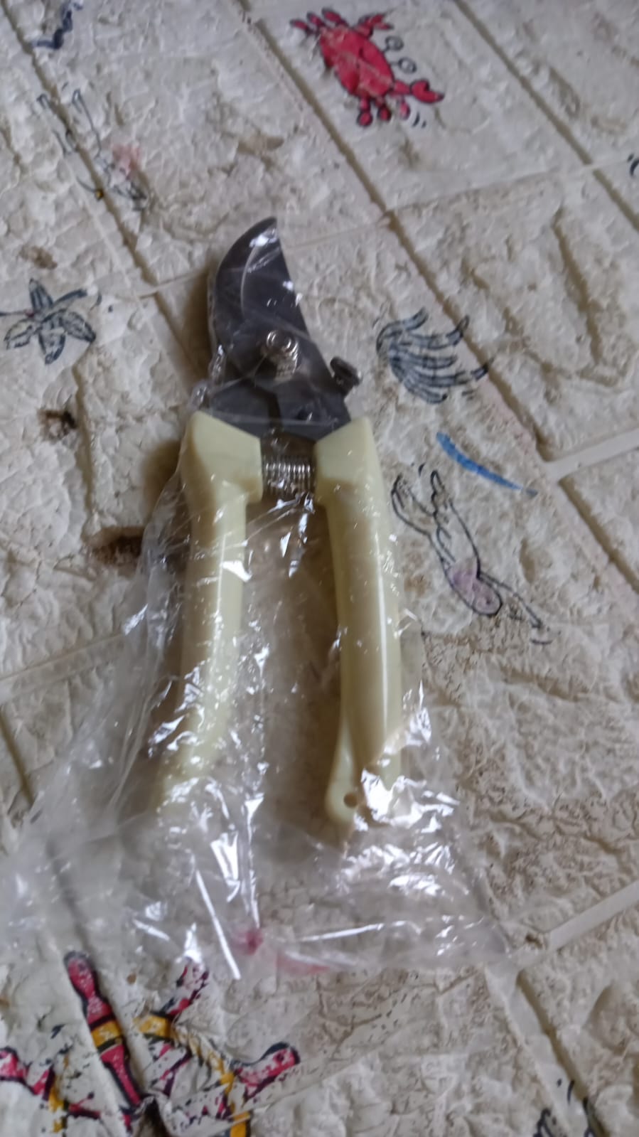 Stainless Steel Pruning Shears with Sharp Blades and Comfortable handle - Durable Hand Pruner for Comfortable and Easy Cutting, Heavy Duty Gardening Cutter Tool Plant Cutter for Home Garden | Wood Bran (1 Pc) - infinityexculsivestore.com