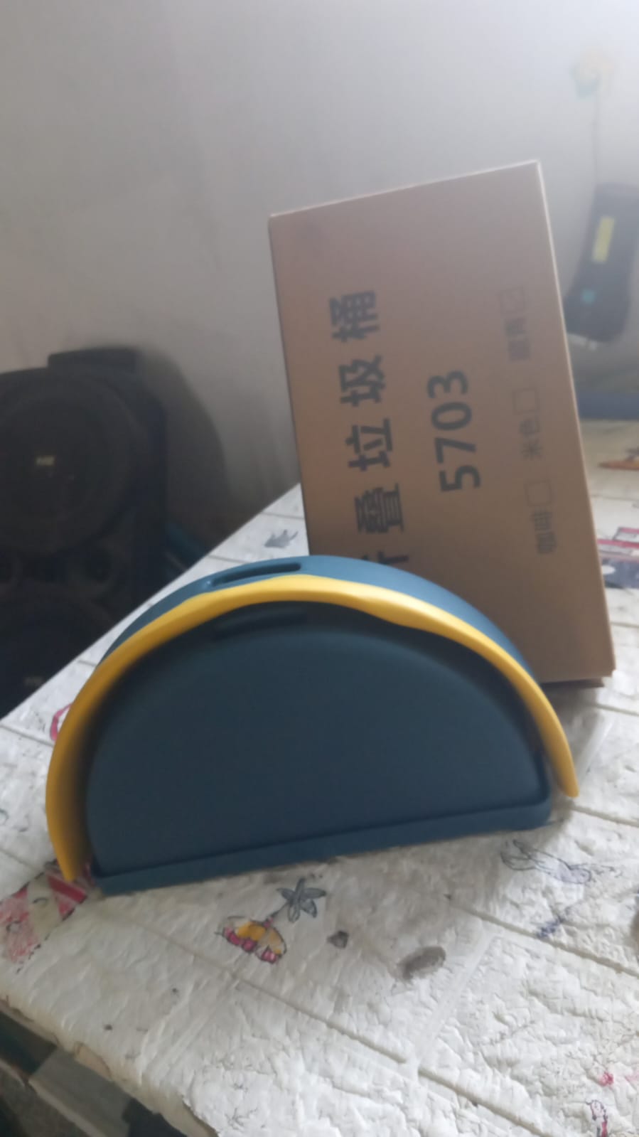 Wall Mounted Hanging Trash Can With Adhesive Hook, Garbage Bin for Kitchen Cabinet Door, Small Collapsible Foldable Waste Bins, Hanging Trash Holder for Bathroom Bedroom Office Car, Portable (1 Pc) - infinityexculsivestore.com