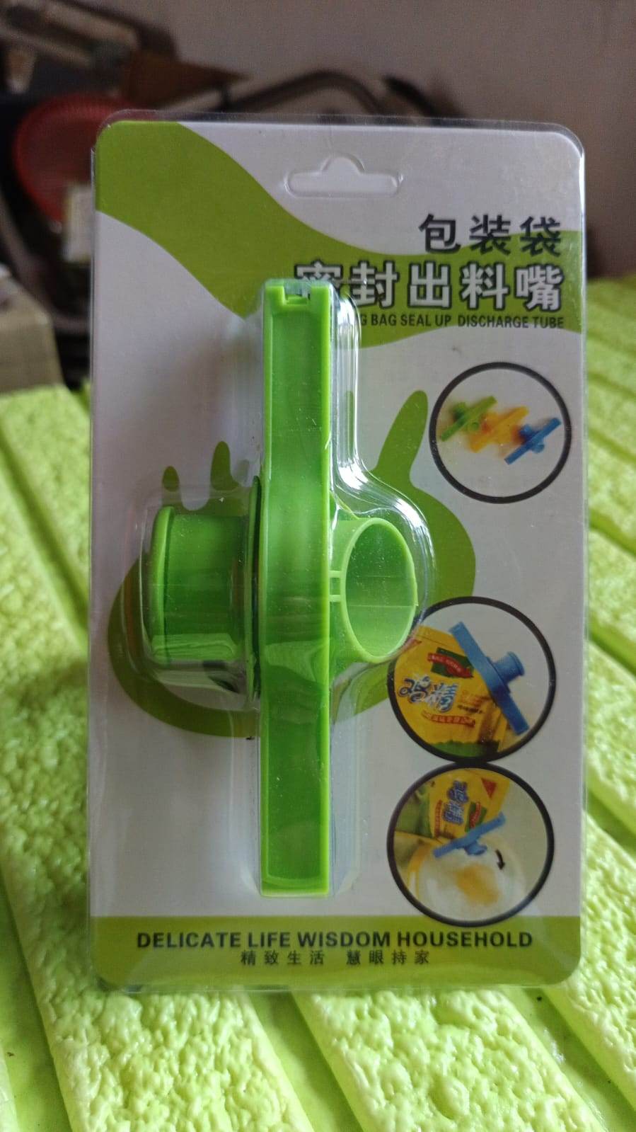 Food Storage Sealing Clip Solid Color Seal Pour Bag Clip Snack Bag Clip Food Bag Sealing Clip Sealing Clamp with Cap Kitchen Chip Bag Clips (1 Pc) - infinityexculsivestore.com