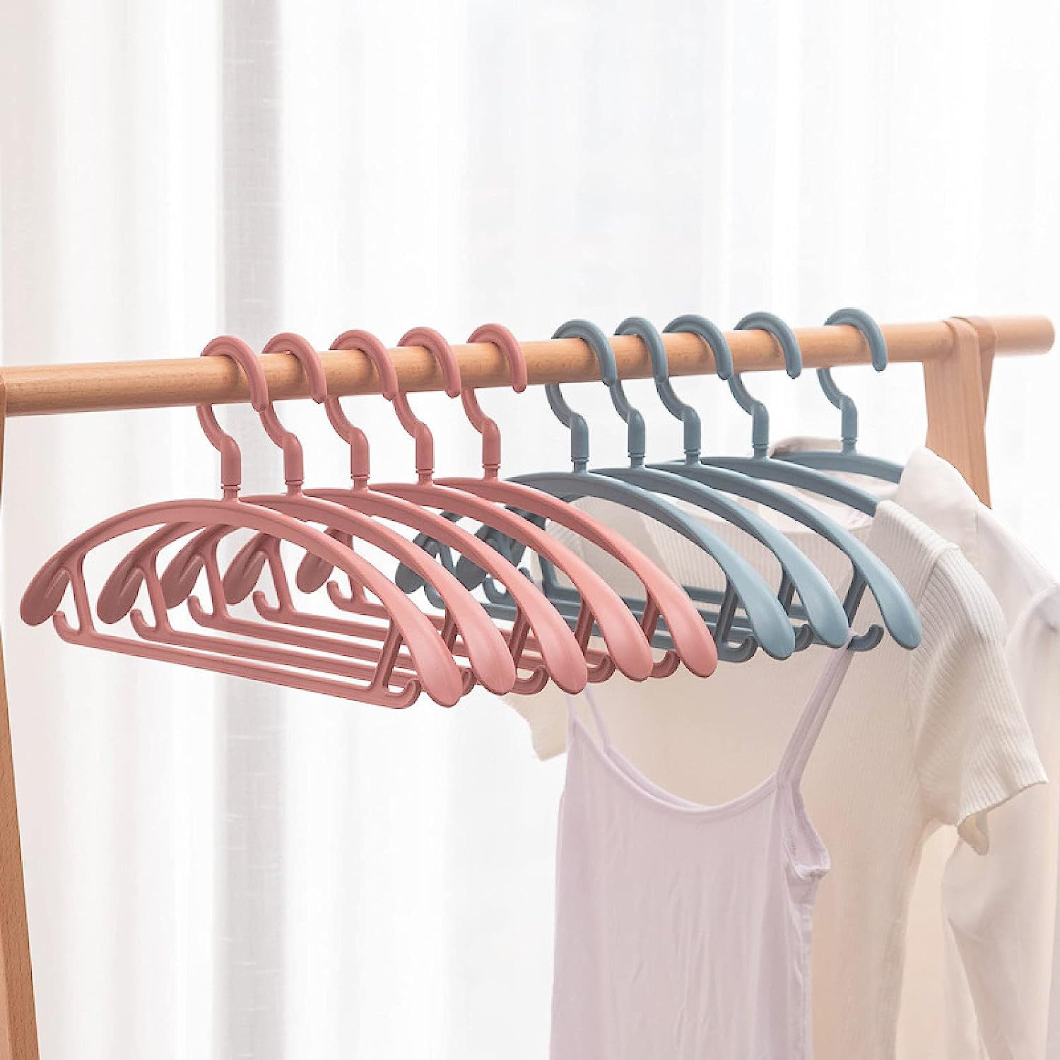 Plastic Clothes Hangers, Slim & Durable Space - Saving Hangers (10 Pack) - infinityexculsivestore.com