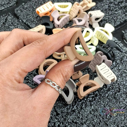 Plastic Small Hair Clips for Girls Kids Hair Accessories (3 Pcs Set / Mix Color & Design) - infinityexculsivestore.com