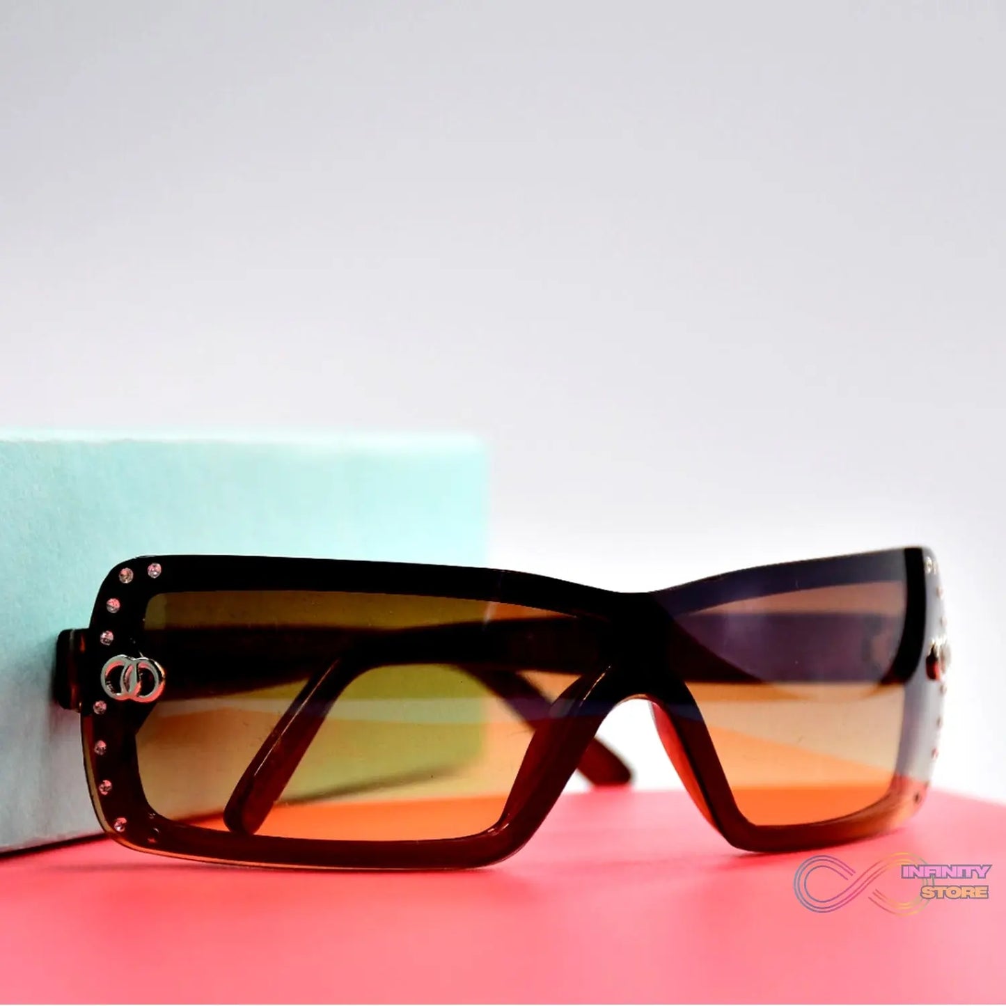 Retro driving sunglasses with vintage frame