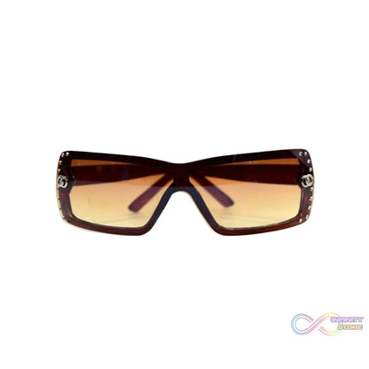 Sunglasses with vintage style and dark lenses