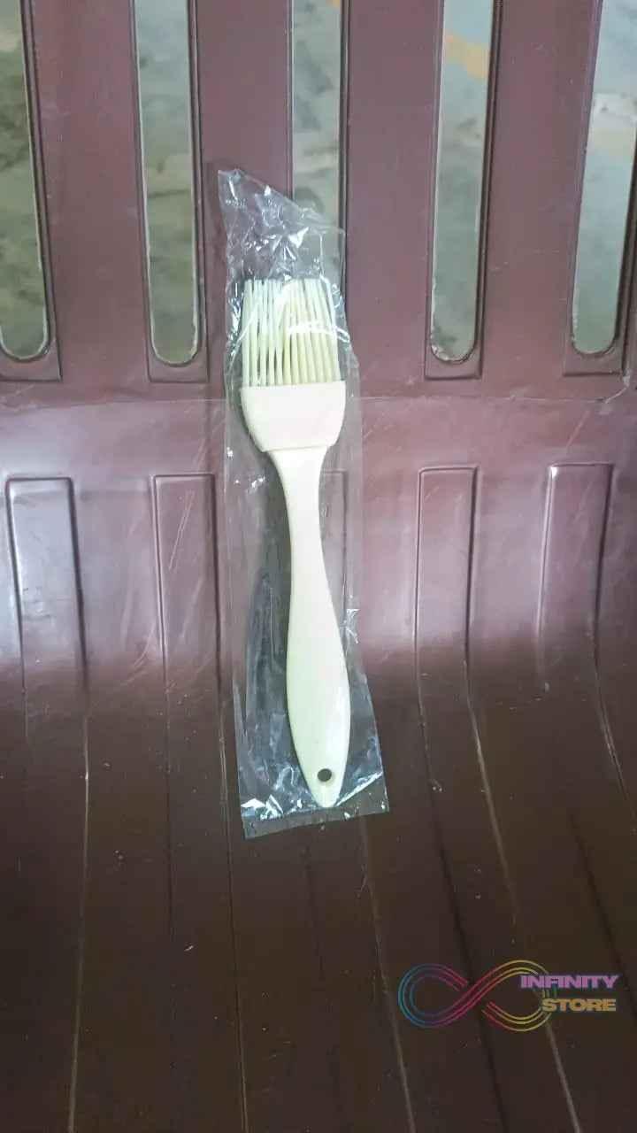 Silicone Kitchen Oil Spatula Brush with Handle Pastry / Cake Brush (17 cm / 1 Pc) - infinityexculsivestore.com
